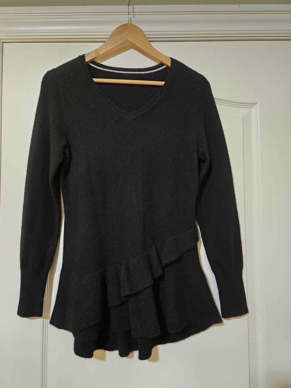 Women's Black V-Neck 100% Cashmere Ruffle-Hem Sweater